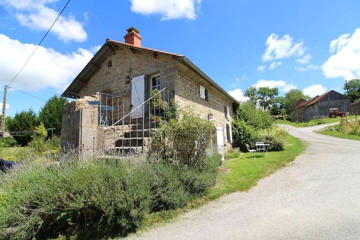 Gîte pour 4 personnes, avec terrasse ainsi que piscine et jardin dans La Villetelle