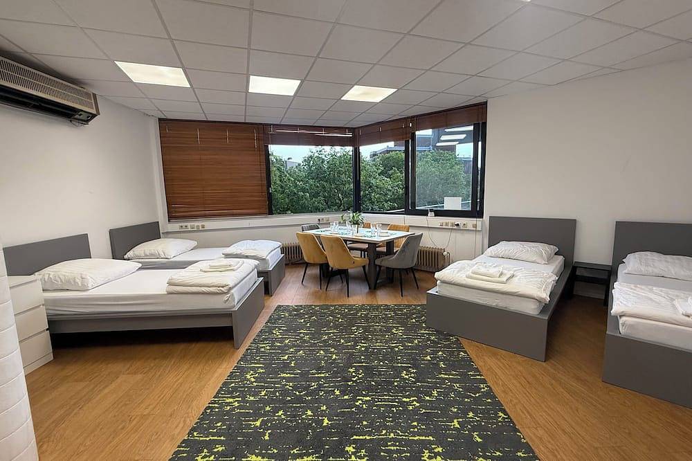 Appartamento intero, City Center Retreat/ 1 min Train Station in Colonia, Renania