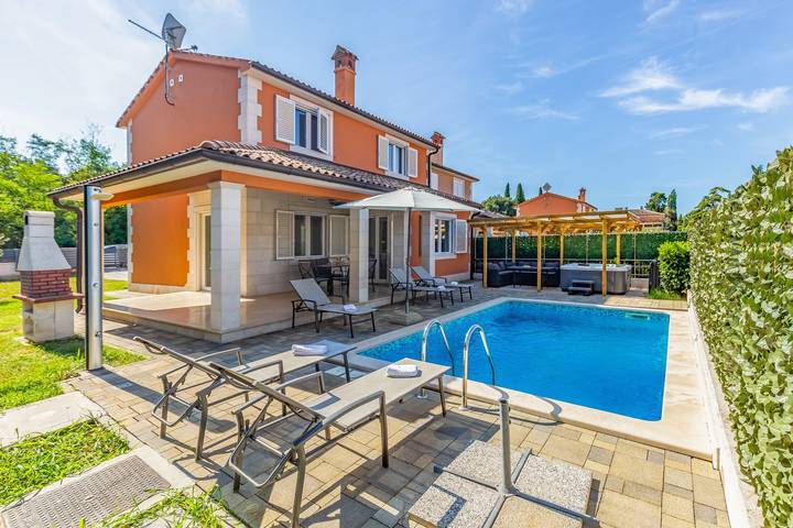 Ferienhaus für 8 Personen, mit Garten und Pool sowie Terrasse in Pula-Medulin