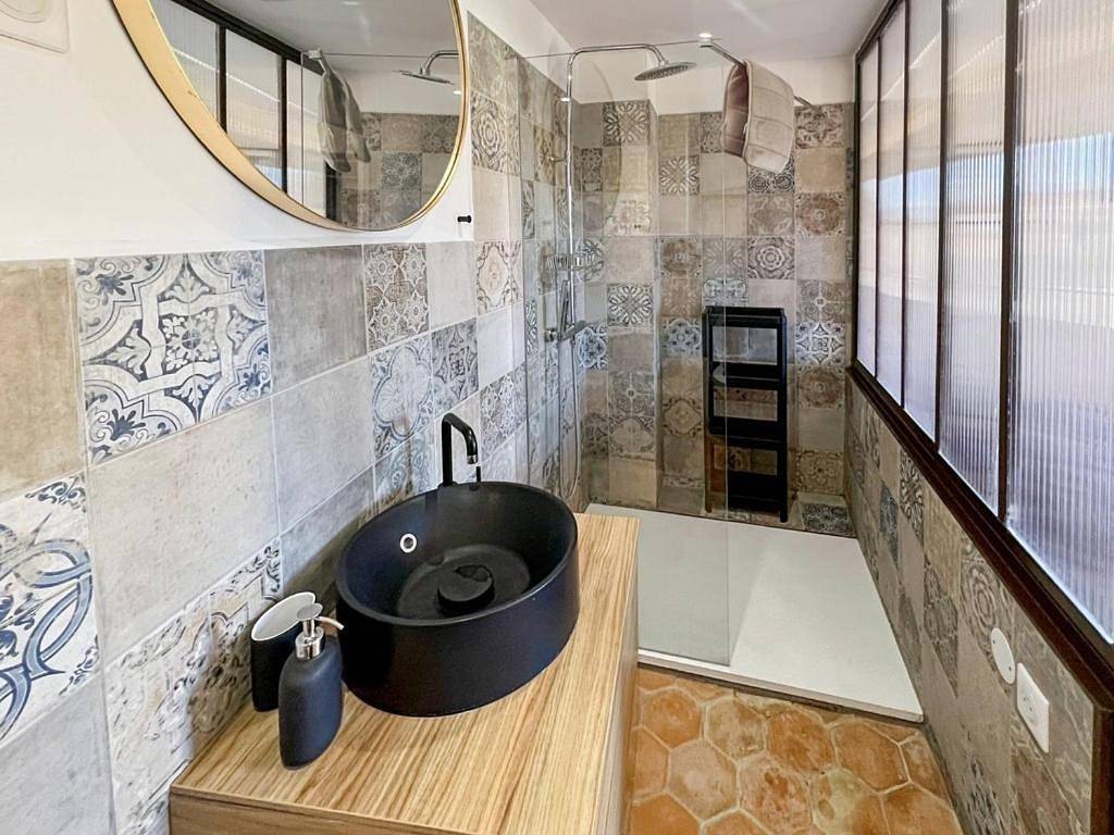 Appartement entier, One-Bedroom Apartment in Roussillon, Parc naturel régional du Luberon