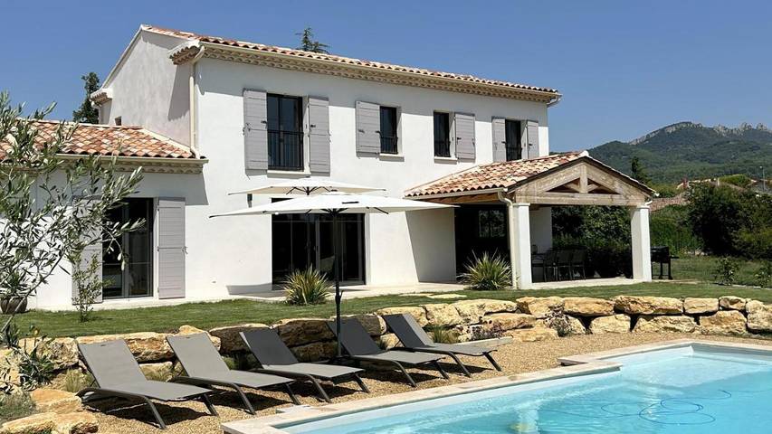 Villa pour 8 personnes, avec vue ainsi que piscine et jardin