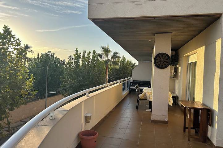 Ferienwohnung für 6 Personen, mit Balkon und Whirlpool sowie Garten und Pool in Albir (Region alicante)