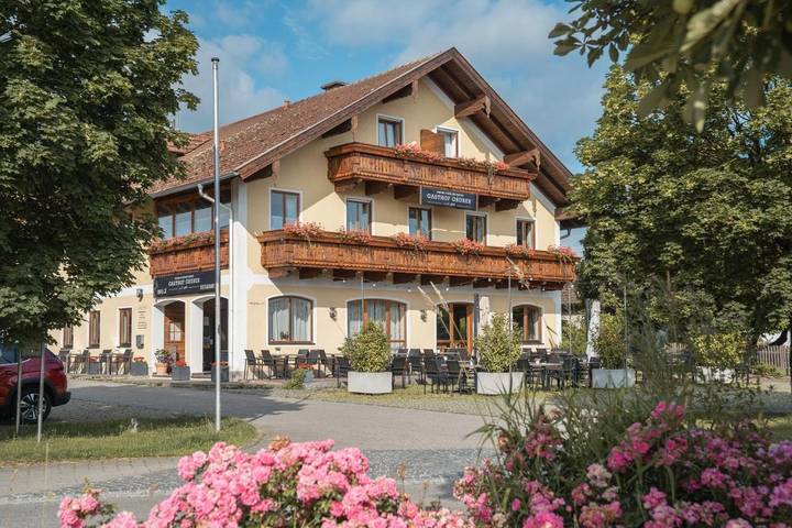 Hotel für 2 Personen, mit Terrasse und Garten sowie Pool und Ausblick in Fridolfing