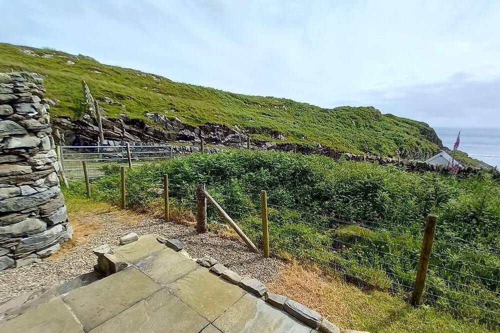 Ardchiavaig Cabin - 100m from the beach, stunning views. in Argyll & Bute