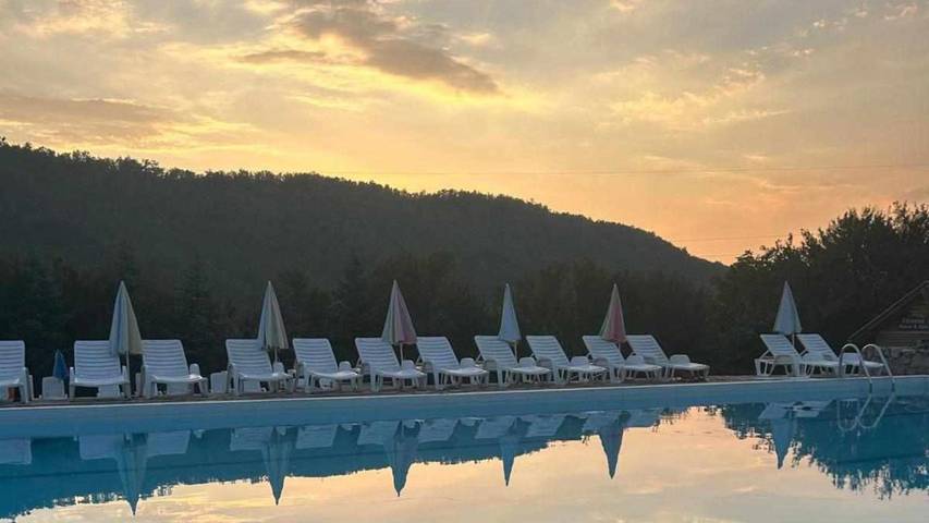 Location de vacances pour 3 personnes, avec jacuzzi ainsi que piscine et jardin à Despotovac