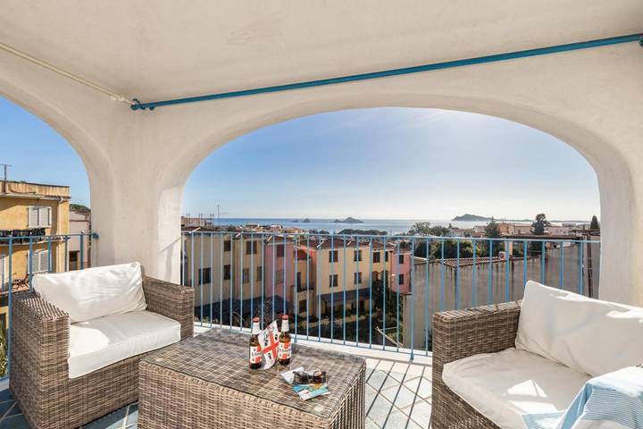 Ferienwohnung für 4 Personen, mit Ausblick und Terrasse in Santa Maria Navarrese