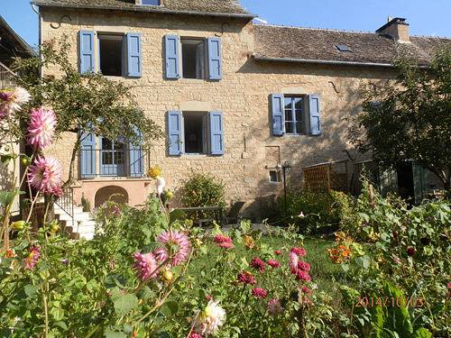 Location de vacances pour 6 personnes, avec Balcon et Terrasse ainsi que Jardin et Piscine dans l' Aveyron