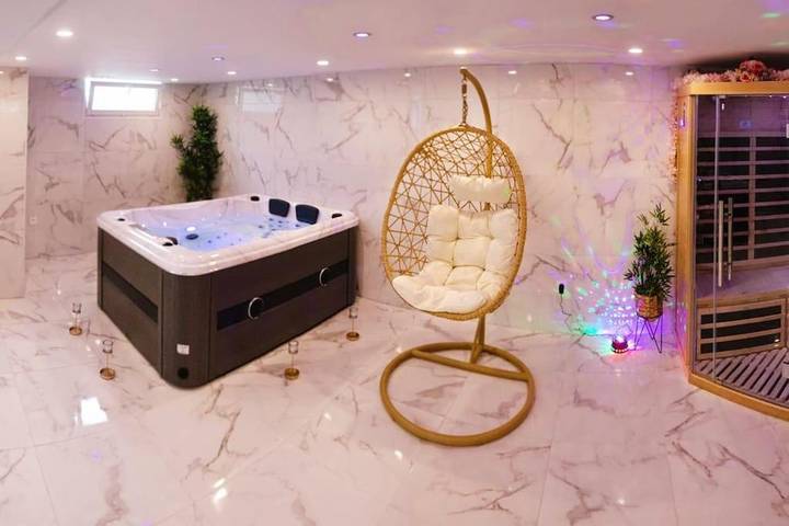 Maison de vacances pour 4 personnes, avec Jacuzzi et Terrasse ainsi que Jardin et Sauna à Sotteville-lès-Rouen