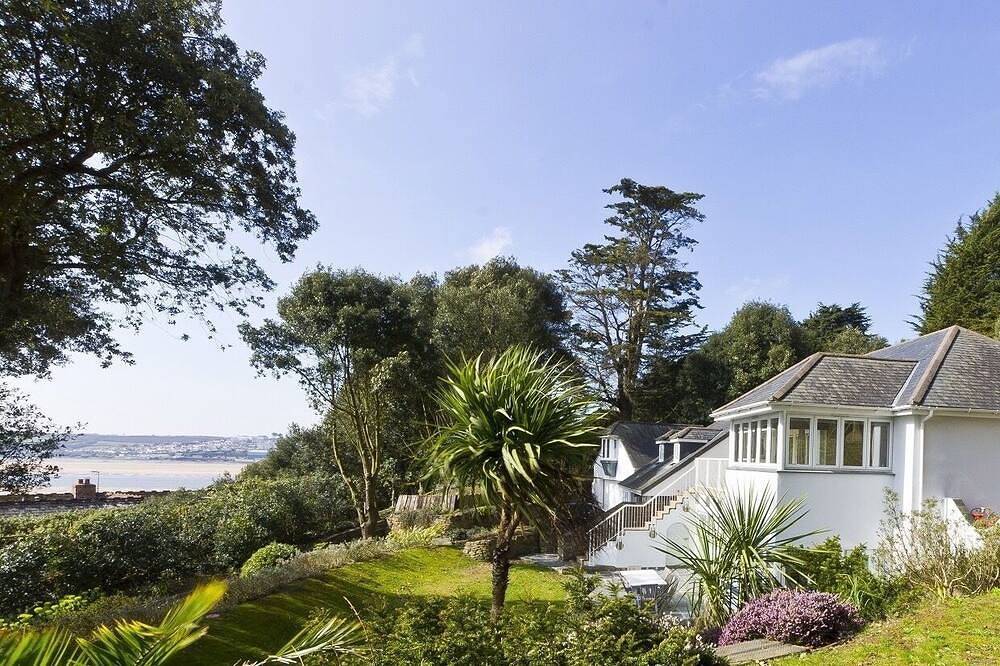 Holiday Home for 12 People in Rock, St Minver Lowlands