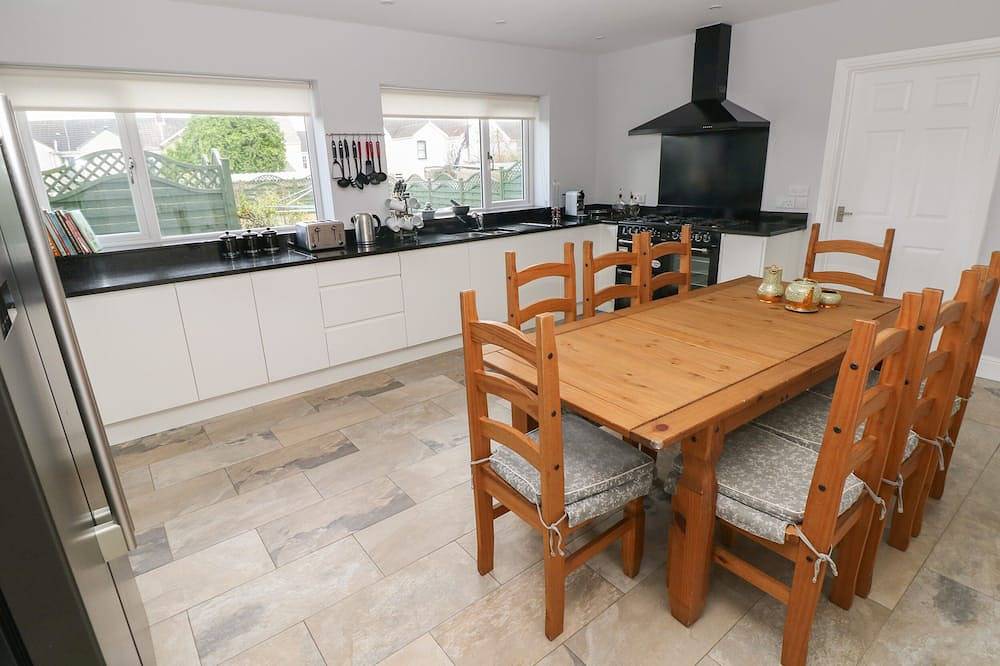 Llygad Yr Haul (Sun), pet friendly, with a garden in Burry Port in Burry Port, Carmarthenshire