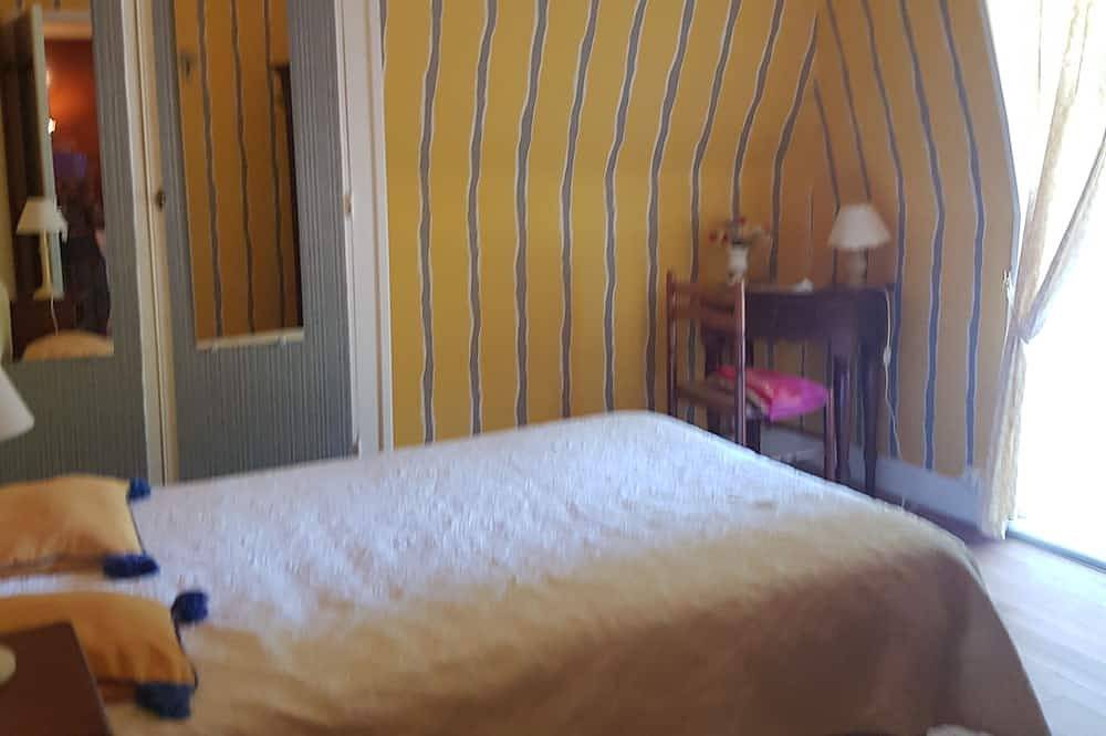 Chambre D' Hôte  Domaine de la Vigne Saignes15240, 300 metres de tous commerces in Saignes, Parc naturel régional des Volcans d'Auvergne
