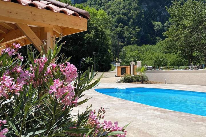 Maison de campagne pour 4 personnes, avec jardin ainsi que jacuzzi et piscine, animaux acceptés dans Rovon