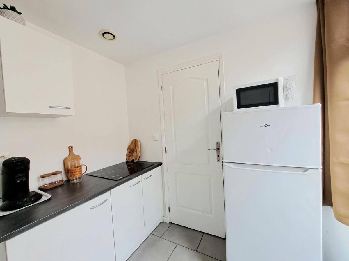 Appartement entier, Cozy studio - 300 meters from Croix metro center in Croix (homonymie), Région de Lille