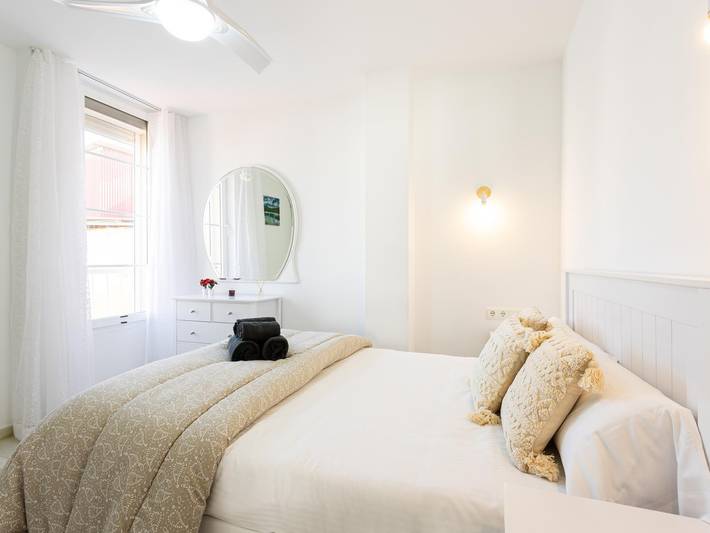 Apartamento vacacional entero, H2M Montesa 2 Planta 700m playa. Terraza en azotea in Carretera de Cádiz, Málaga