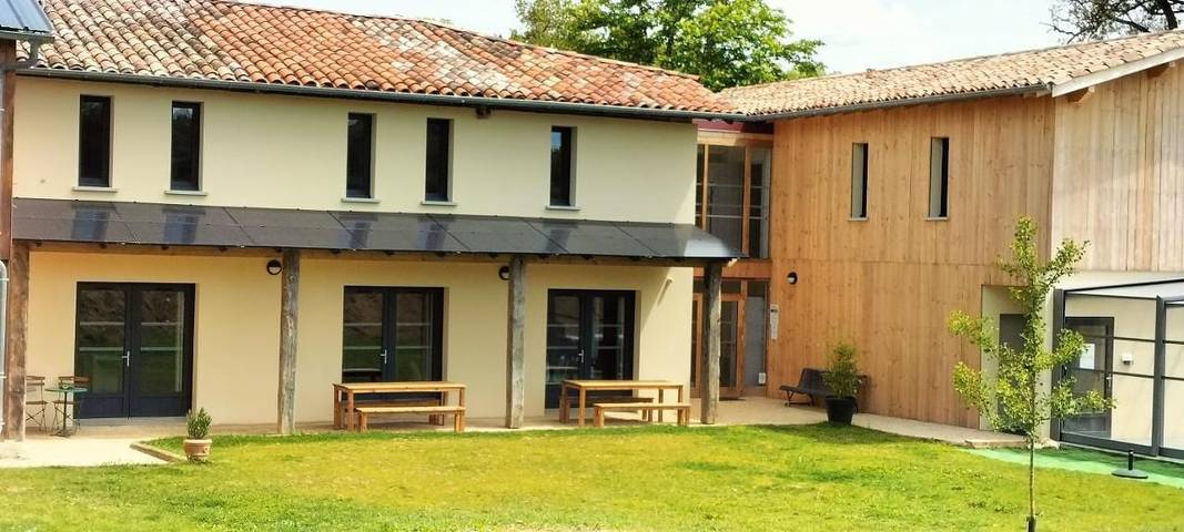 Location de vacances pour 26 personnes, avec Terrasse et Jardin ainsi que Piscine et Vue à Maubec (Tarn-et-Garonne)
