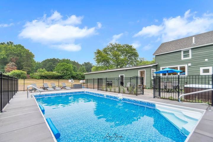 Vacation rental for 16 people, with hot tub and yard, with pets in Union Pier