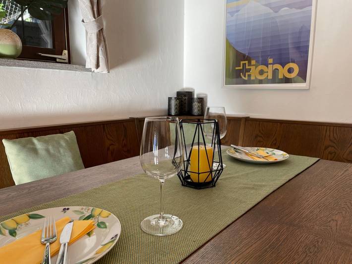 Ganze Wohnung, Charmante Ferienwohnung mit Panoramablick, Pool und Gartenparadies in Gordola, Tessiner Alpen