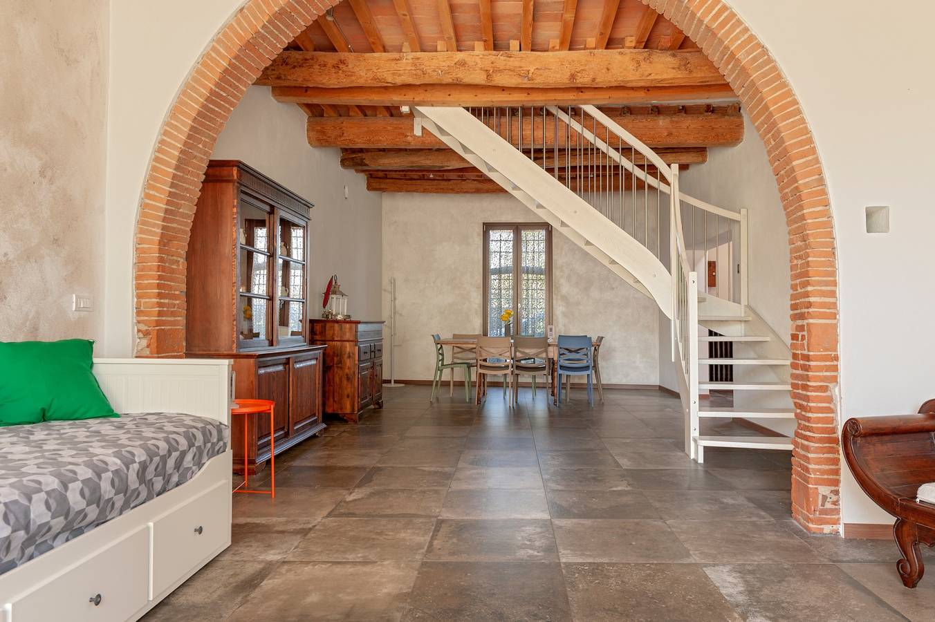 Villa 'Sunflowers' con Vista Montagna, Wi-Fi e Aria Condizionata in Cascina, Riviera Toscana
