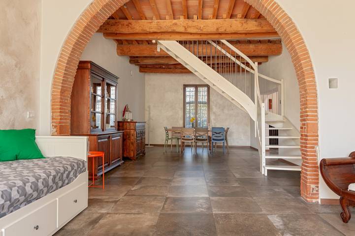 Villa 'Sunflowers' con Vista Montagna, Wi-Fi e Aria Condizionata in Cascina, Riviera Toscana