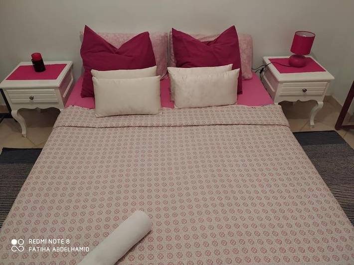 Appartement de vacances pour 3 personnes, avec bassin pour enfant et vue ainsi que jardin et piscine