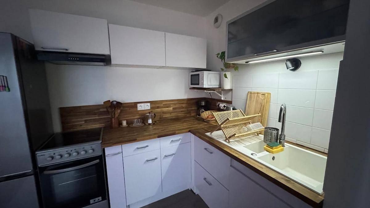 Appartement entier, Modern and cozy Stay I Terrace and Parking I 10 min by car Orly airport I Quick access to Paris in Thiais, Val-de-Marne