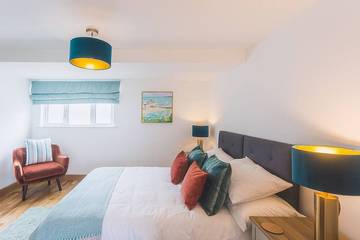 Holiday Home for 12 People in Mawgan Porth, Cornwall, Photo 2