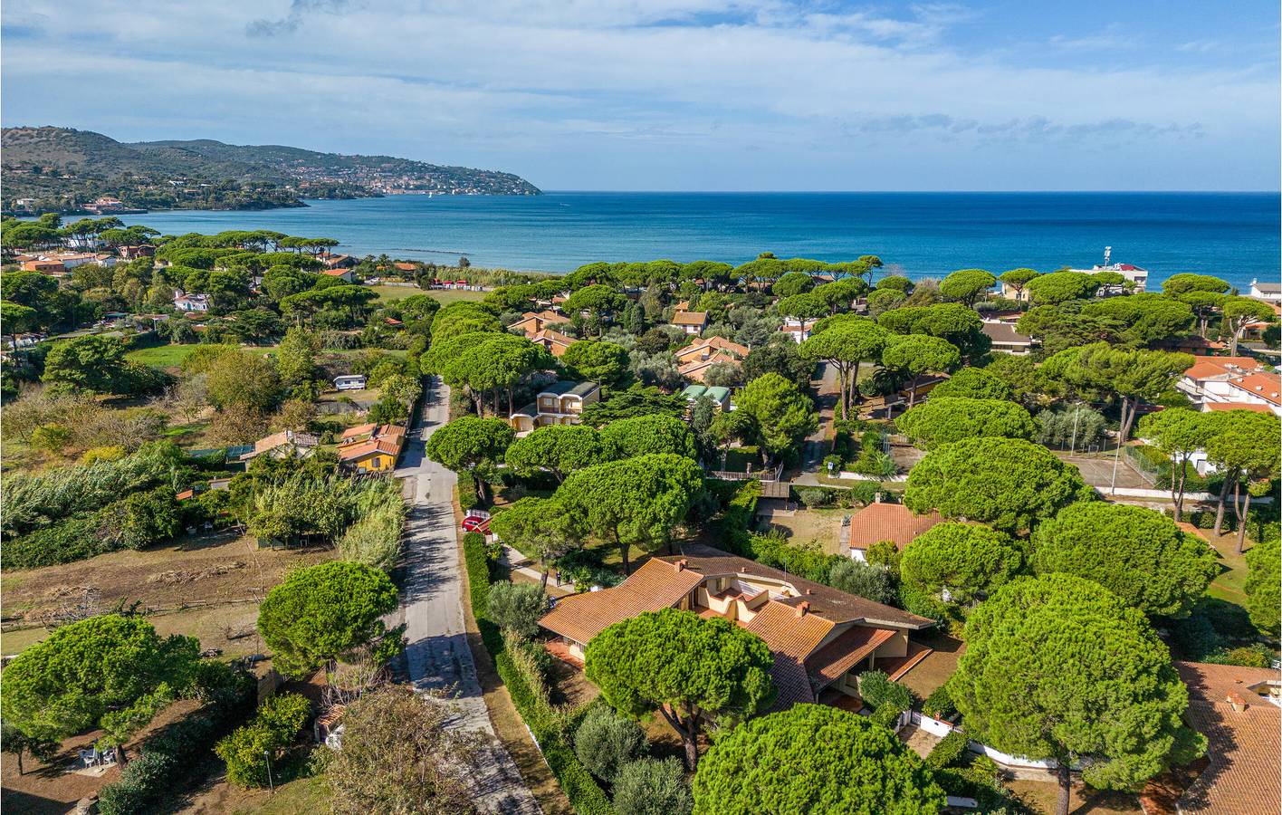 Entire holiday apartment, Beachside Apartment with A/C & Parking in Giannella, Grosseto Province