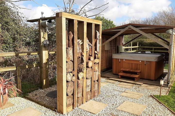 Log cabin for 4 people, with Garden in North Wessex Downs