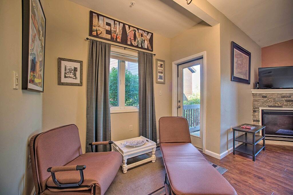 Ganze Wohnung, Hunter Mountain Ski Retreat - Steps to Lift! in Hunter, Catskill Mountains