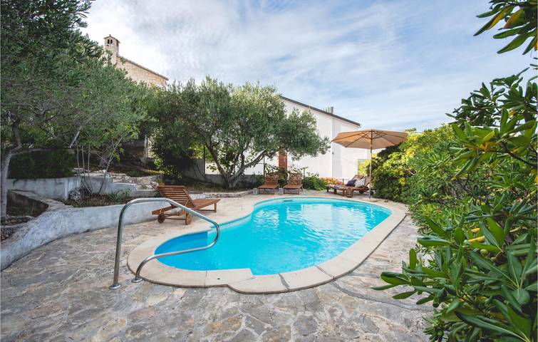 Geräumige 2-Zimmer-Wohnung mit Pool, in Strand- und Restaurantnähe in Postira, Brac