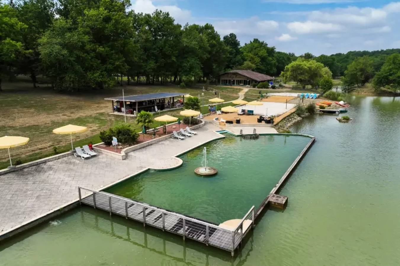 Appartement entier, Chalet 'Guzet 4 Personnes 26' avec terrasse privée, jardin privé et Wi-Fi in Bretagne-d'Armagnac, Gers