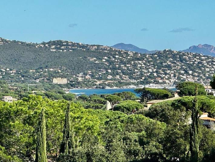 Villa pour 8 personnes, avec vue et piscine ainsi que bassin pour enfant et jardin à Sainte-Maxime