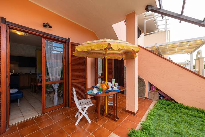 Appartement entier, Charmant appartement "Relax nel verde a Villasimius" avec terrasse in Crabonaxa/Villasimius, Villasimius