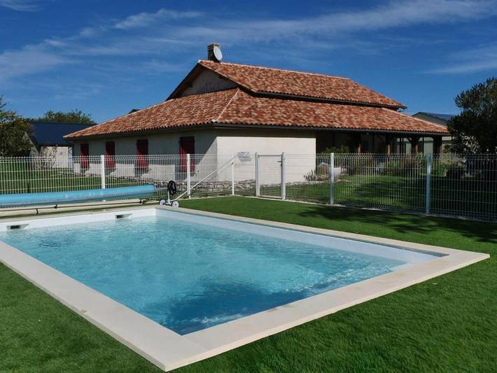 Location de vacances pour 10 personnes, avec piscine ainsi que jardin et terrasse à Vanxains