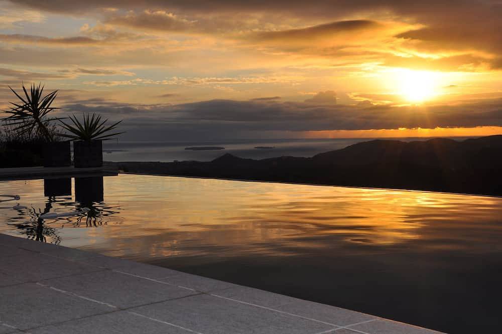 Spacious villa, oustanding views on sea and mountains, garden is 1600m2, 5**** in Les Adrets-de-l'Estérel, Massif de l'Esterel