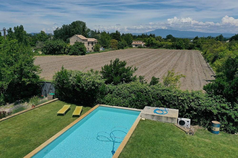 Modern air-conditioned farmhouse with swimming pool near Avignon 15 mn, mont Ventoux 20mn in Althen-des-Paluds, Vaucluse