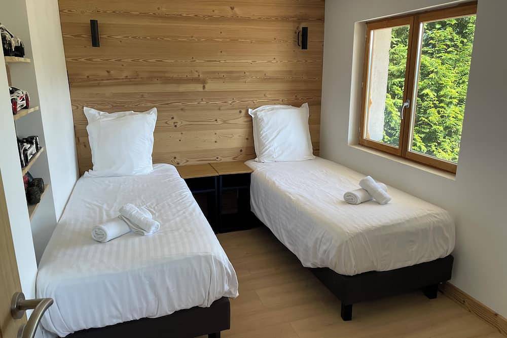 Chalet les Brimbelles, 8min from Lac de Gérardmer on the edge of the forest with view in Le Tholy, Épinal und Umgebung