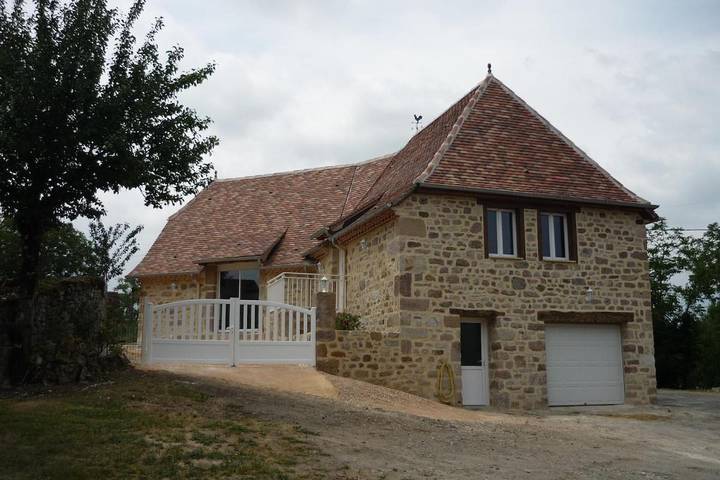 Location de vacances pour 6 personnes, avec terrasse et jardin à Mayrinhac-Lentour