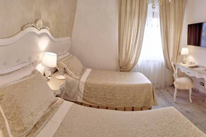Entire apartment, Giulietta and Romeo Apartment: Entire Apartment in the Historic Center of Villafranca, Vr in Villafranca di Verona, Verona Province