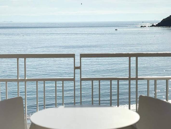 Location de vacances pour 4 personnes, avec Balcon et Terrasse ainsi que Jardin et Piscine dans Plage Tresmeur