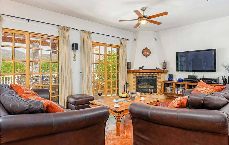 Acogedor Retiro: Aire Acondicionado, Piscina, Terraza, Internet y Parrilla a 2km de Salares, Cerca de Cajula. in Canillas de Albaida, Provincia de Málaga