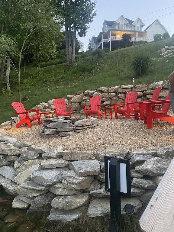 Vacation rental for 10 people, with yard in Watauga Lake