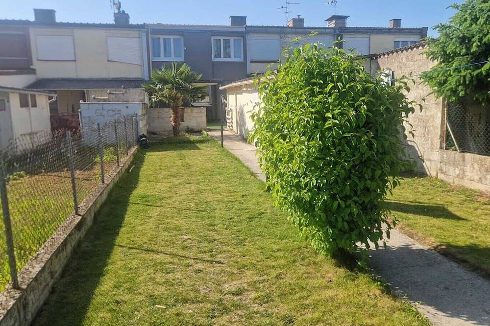 Comfortable and ideally located house, perfect for family stays. in Waziers, Department Nord