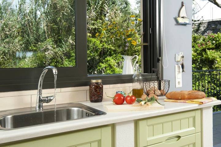 Gîte pour 2 personnes, avec terrasse ainsi que jardin et vue dans Gialova - 3