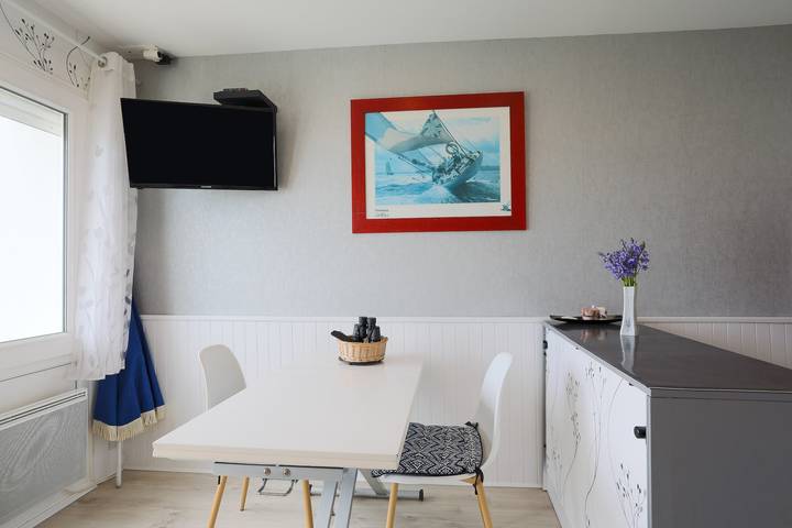 Entire apartment, Seafront Apartment with Sea View, Private Terrace, and Wi-Fi in Les Rosaires, Plérin