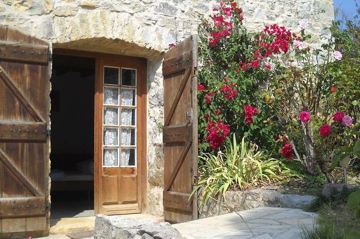 Gîte pour 2 personnes, avec terrasse ainsi que piscine et jardin à Roquetaillade