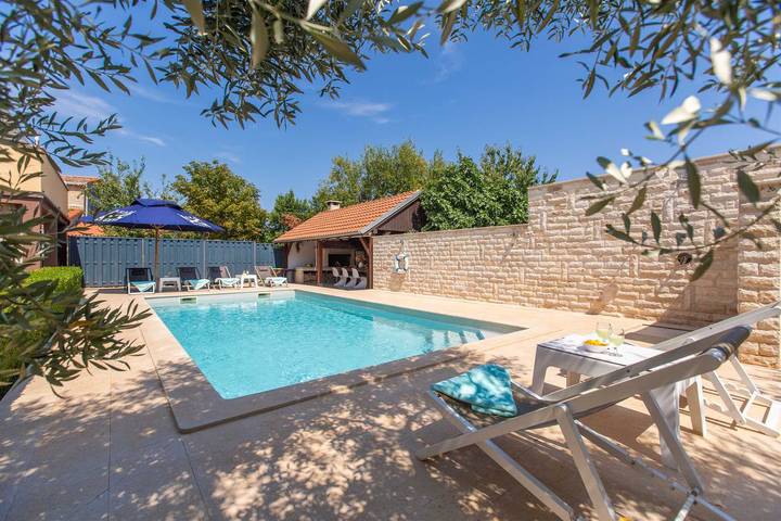 Villa per 6 persone, con giardino e piscina, con animali domestici a Marzana (Istria)