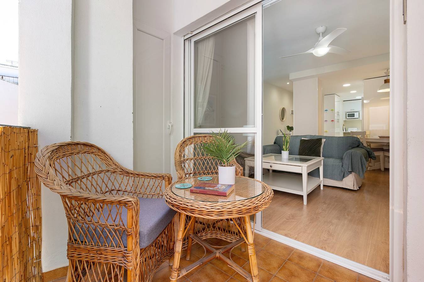 Apartamento entero, Apartamento 'Bahía Beach' con terraza privada, Wi-Fi y aire acondicionado in La Herradura, Almuñecar