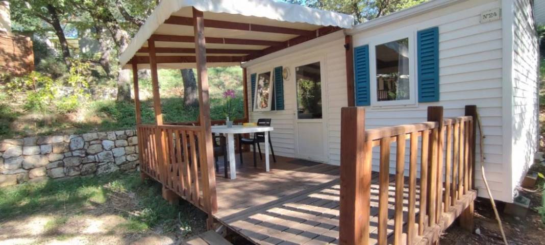 Camping pour 2 personnes, avec bassin pour enfant à Bauduen