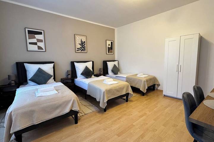 Ganze Wohnung, Arminos Large Group Apartment- 3 Zimmer & 2 WCs in Chemnitz, Chemnitz und Umgebung